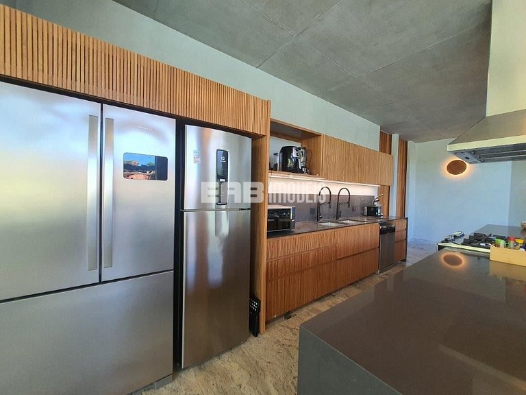 Casa de alto padrão com 6 suítes a 30m da praia