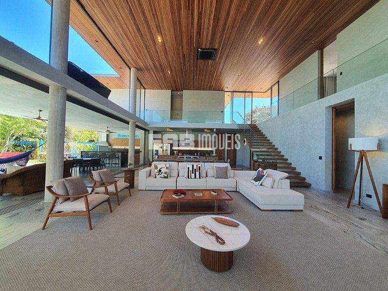 Casa de alto padrão com 6 suítes a 30m da praia