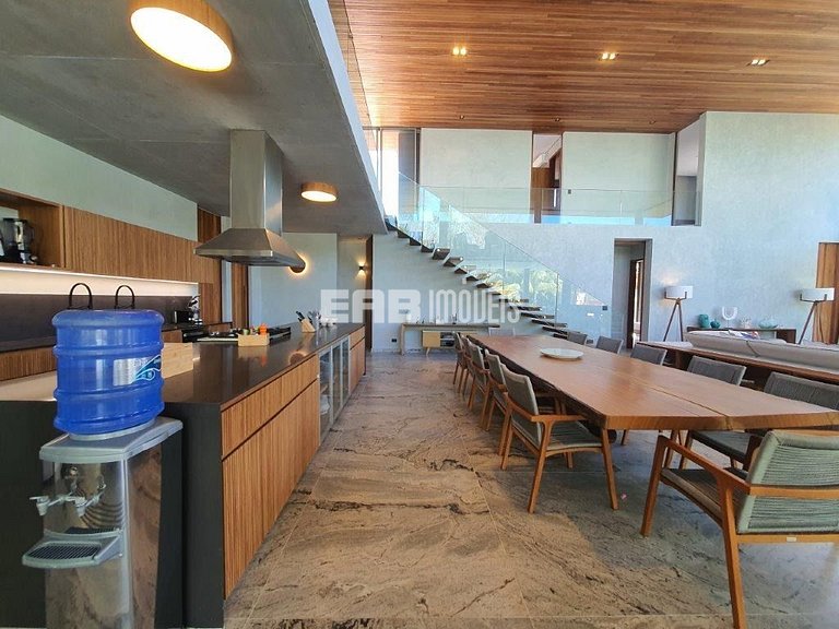 Casa de alto padrão com 6 suítes a 30m da praia