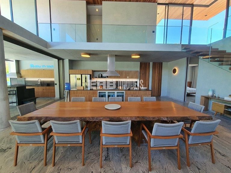 Casa de alto padrão com 6 suítes a 30m da praia