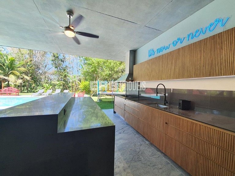 Casa de alto padrão com 6 suítes a 30m da praia