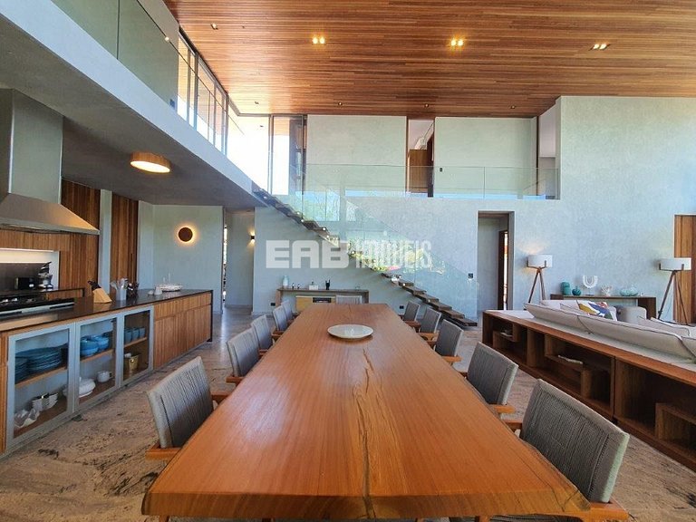 Casa de alto padrão com 6 suítes a 30m da praia