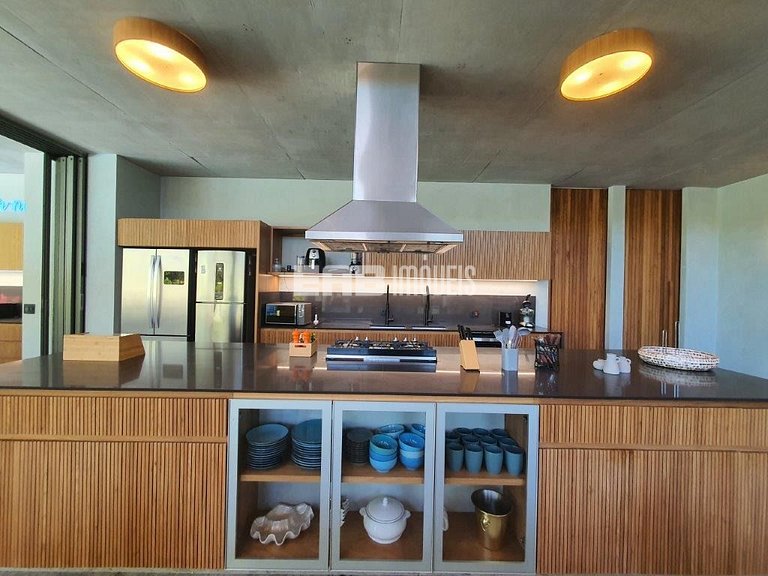 Casa de alto padrão com 6 suítes a 30m da praia