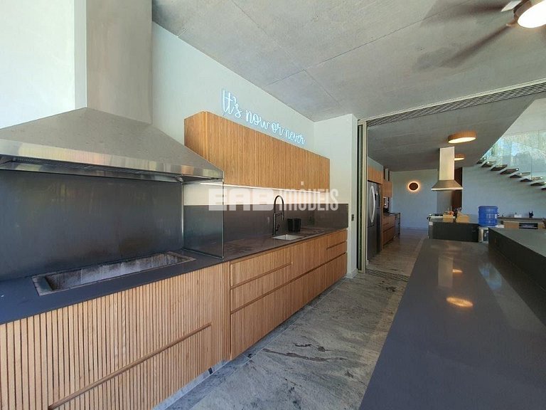 Casa de alto padrão com 6 suítes a 30m da praia