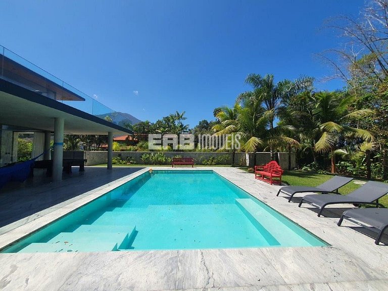 Casa de alto padrão com 6 suítes a 30m da praia