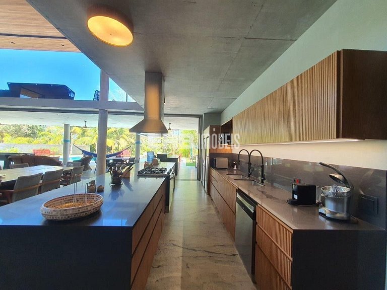 Casa de alto padrão com 6 suítes a 30m da praia