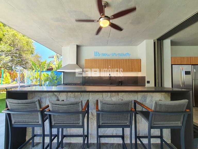 Casa de alto padrão com 6 suítes a 30m da praia