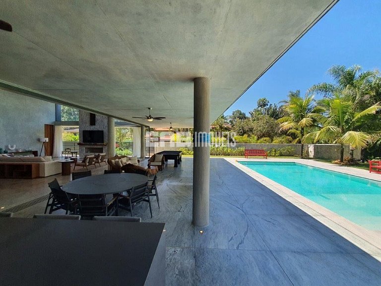 Casa de alto padrão com 6 suítes a 30m da praia