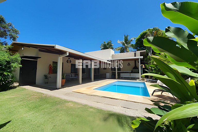Com ar e piscina, a 120m da praia de Itamambuca
