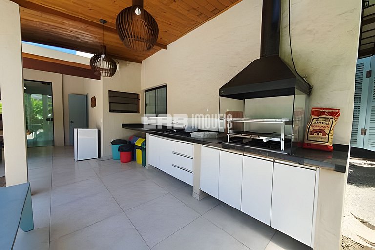 Com ar e piscina, a 120m da praia de Itamambuca