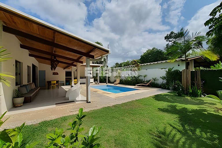 Com ar e piscina, a 120m da praia de Itamambuca