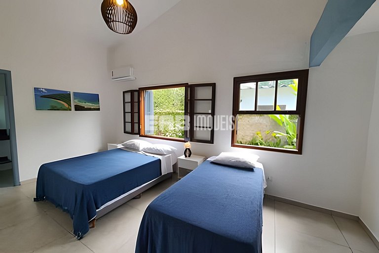 Com ar e piscina, a 120m da praia de Itamambuca