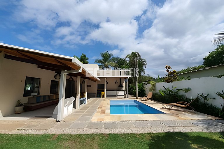 Com ar e piscina, a 120m da praia de Itamambuca