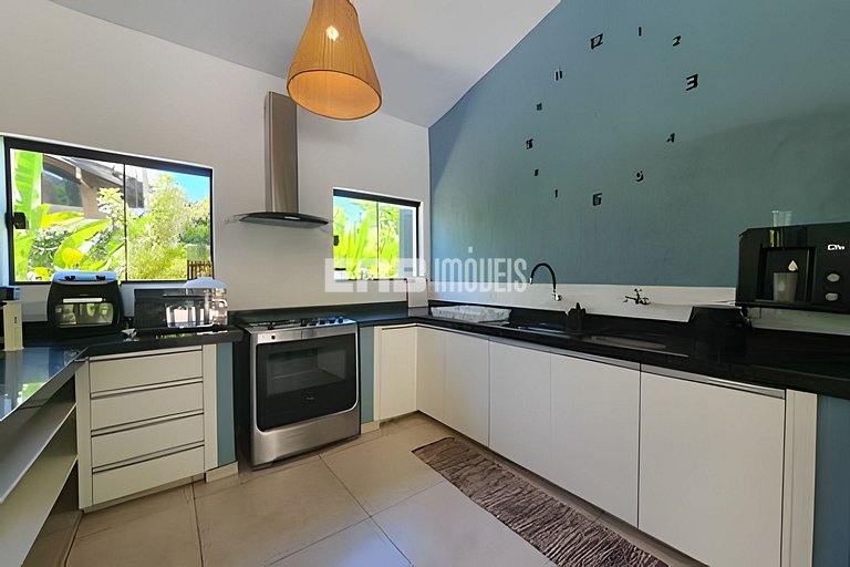 Com ar e piscina, a 120m da praia de Itamambuca