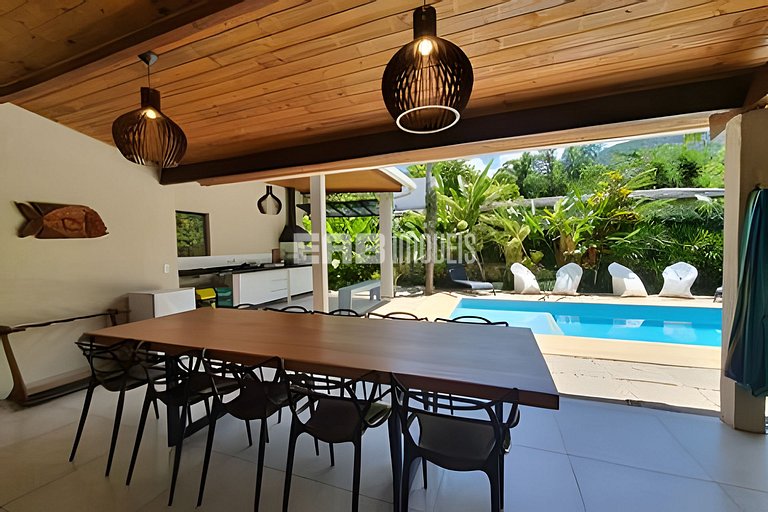 Com ar e piscina, a 120m da praia de Itamambuca