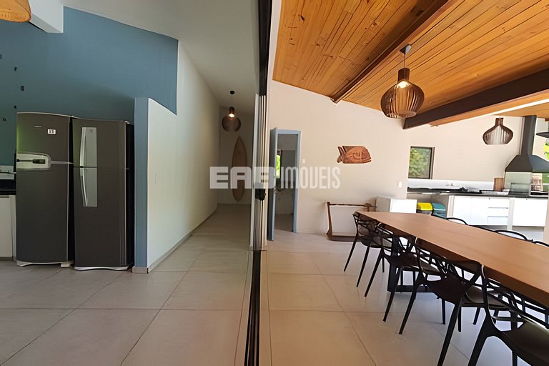 Com ar e piscina, a 120m da praia de Itamambuca