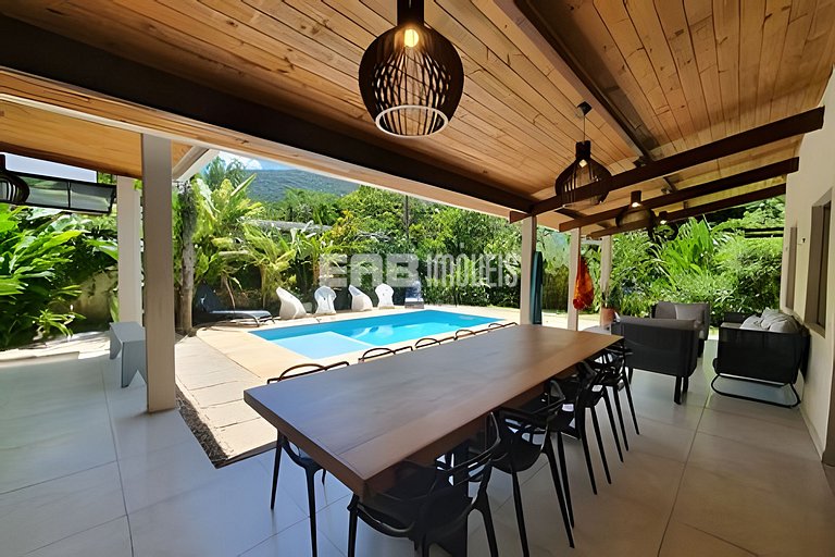 Com ar e piscina, a 120m da praia de Itamambuca