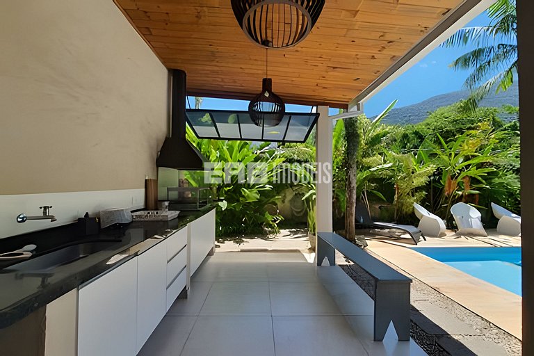 Com ar e piscina, a 120m da praia de Itamambuca