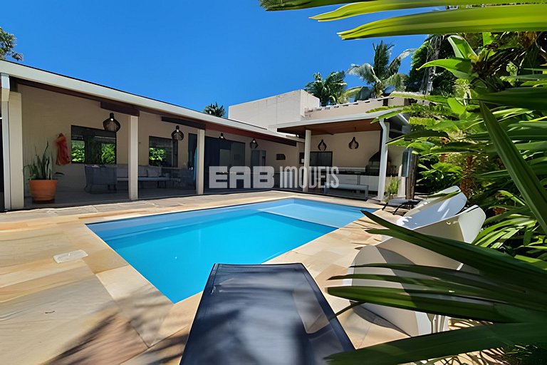 Com ar e piscina, a 120m da praia de Itamambuca