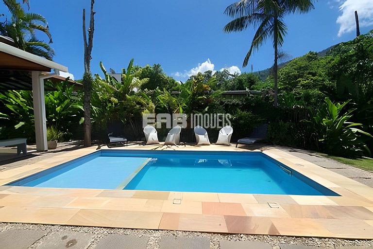 Com ar e piscina, a 120m da praia de Itamambuca