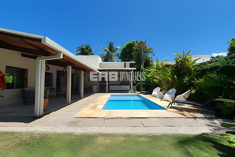 Com ar e piscina, a 120m da praia de Itamambuca