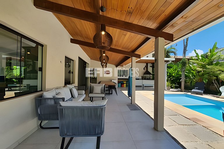 Com ar e piscina, a 120m da praia de Itamambuca