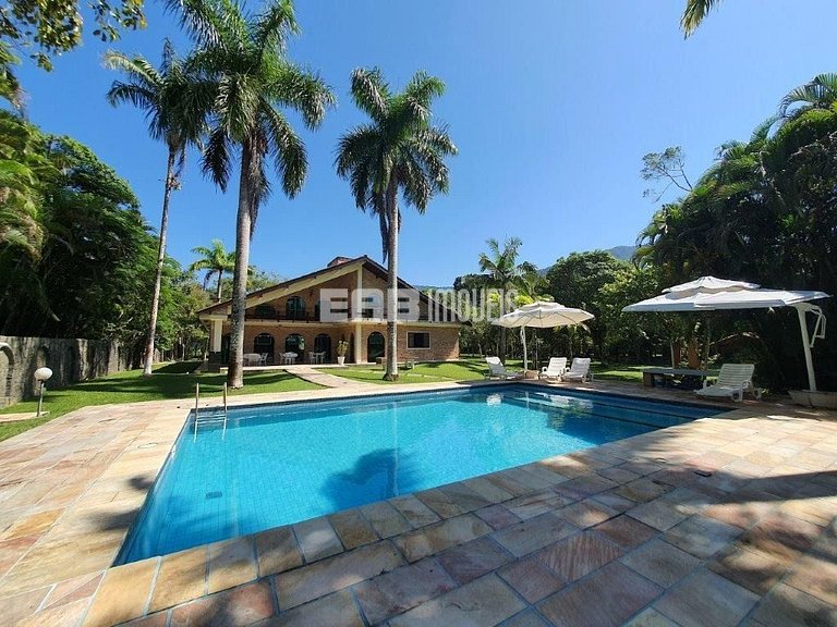 Casa com 7 suítes e amplo gramado