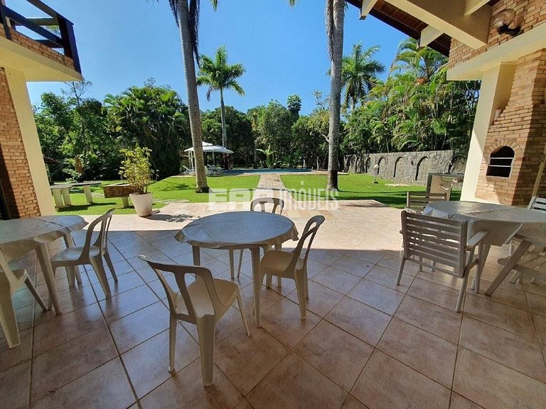 Casa com 7 suítes e amplo gramado