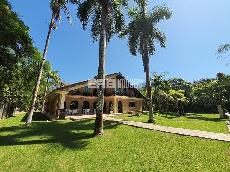 Casa com 7 suítes e amplo gramado