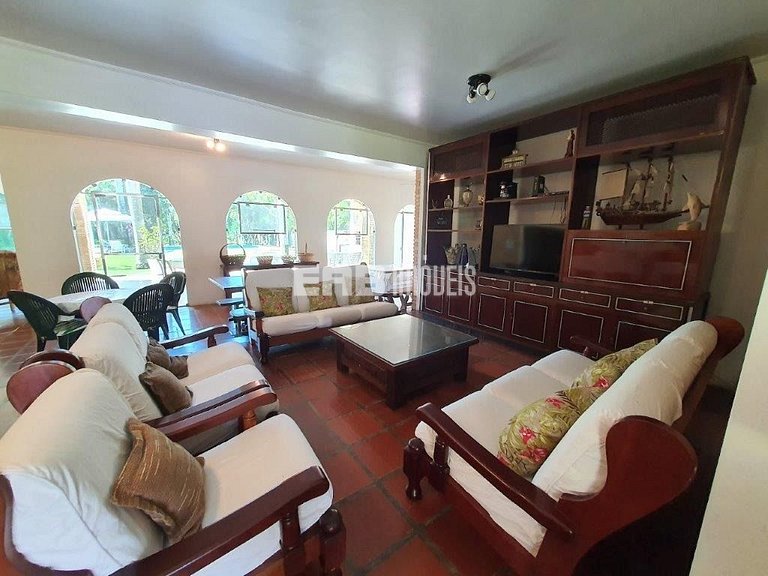 Casa com 7 suítes e amplo gramado