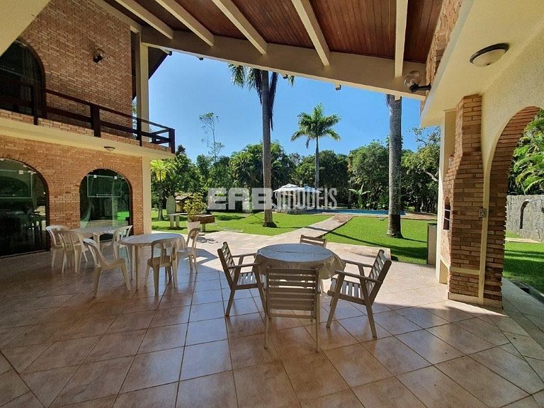 Casa com 7 suítes e amplo gramado