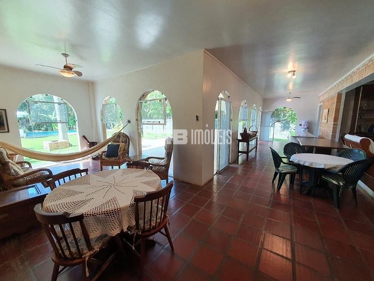 Casa com 7 suítes e amplo gramado