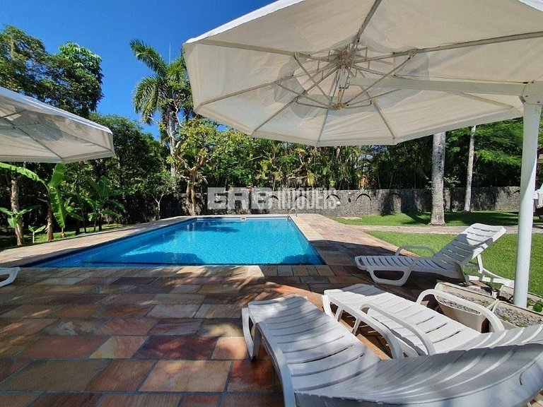 Casa com 7 suítes e amplo gramado