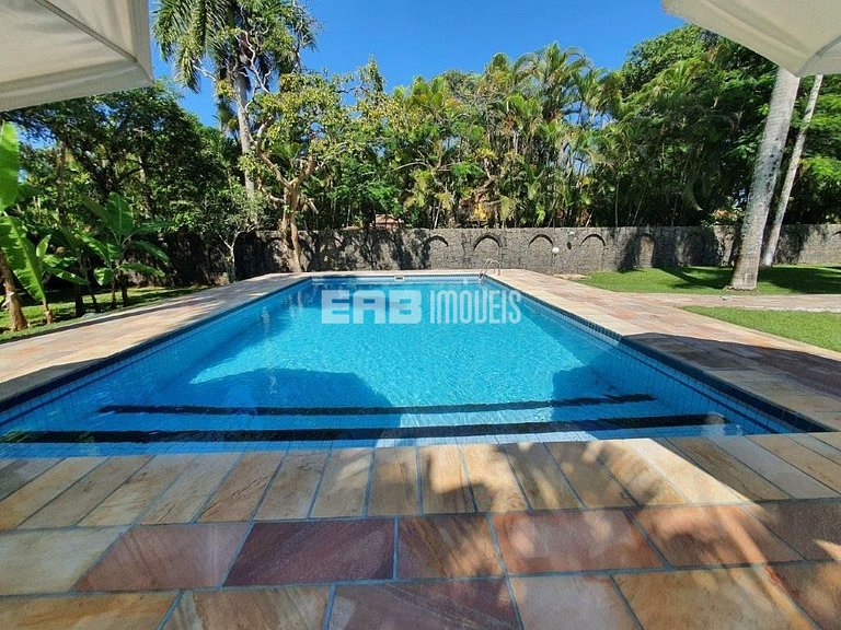 Casa com 7 suítes e amplo gramado