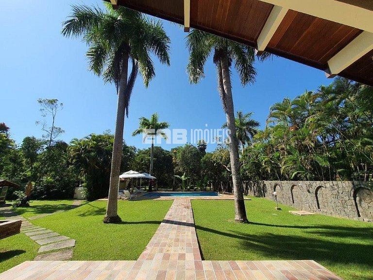 Casa com 7 suítes e amplo gramado