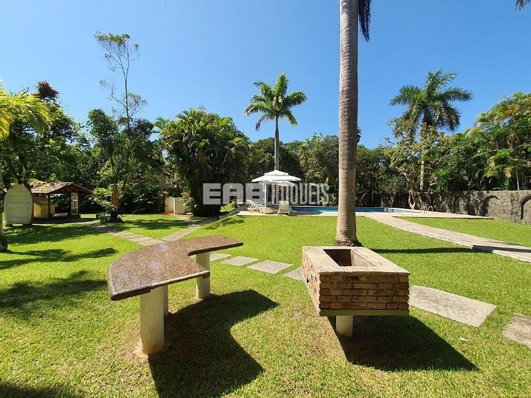 Casa com 7 suítes e amplo gramado