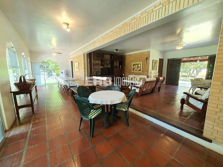 Casa com 7 suítes e amplo gramado