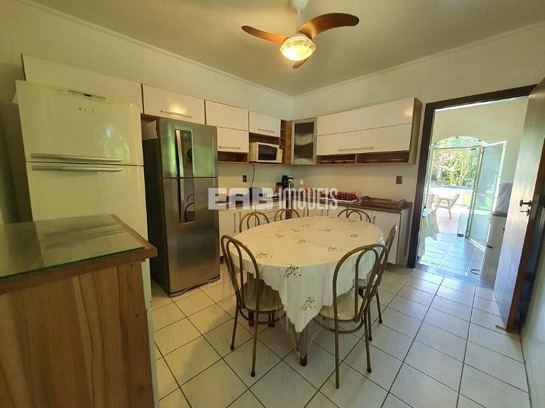 Casa com 7 suítes e amplo gramado