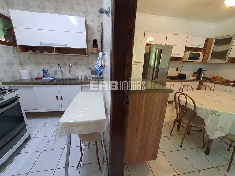 Casa com 7 suítes e amplo gramado