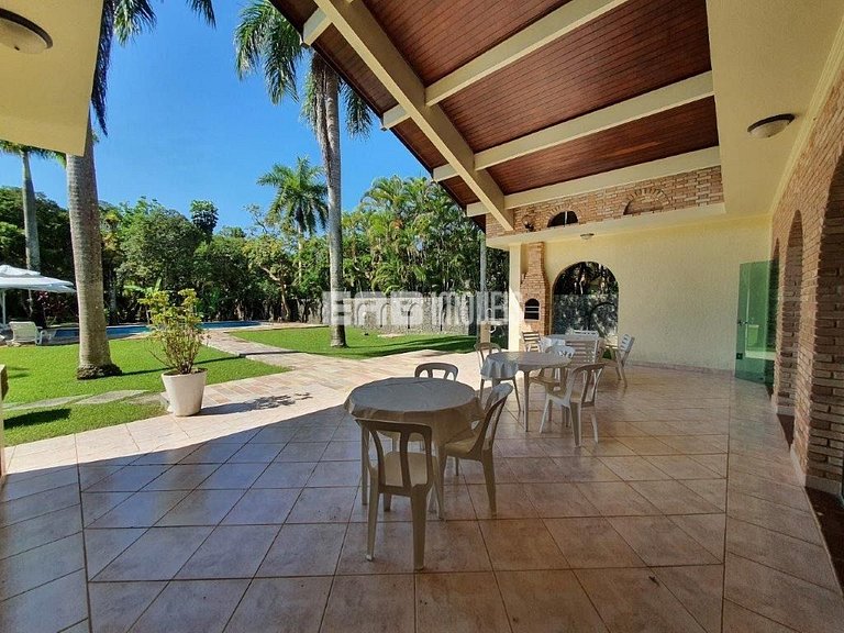 Casa com 7 suítes e amplo gramado