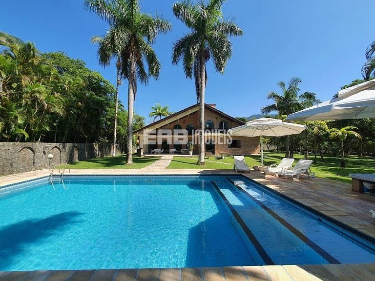 Casa com 7 suítes e amplo gramado