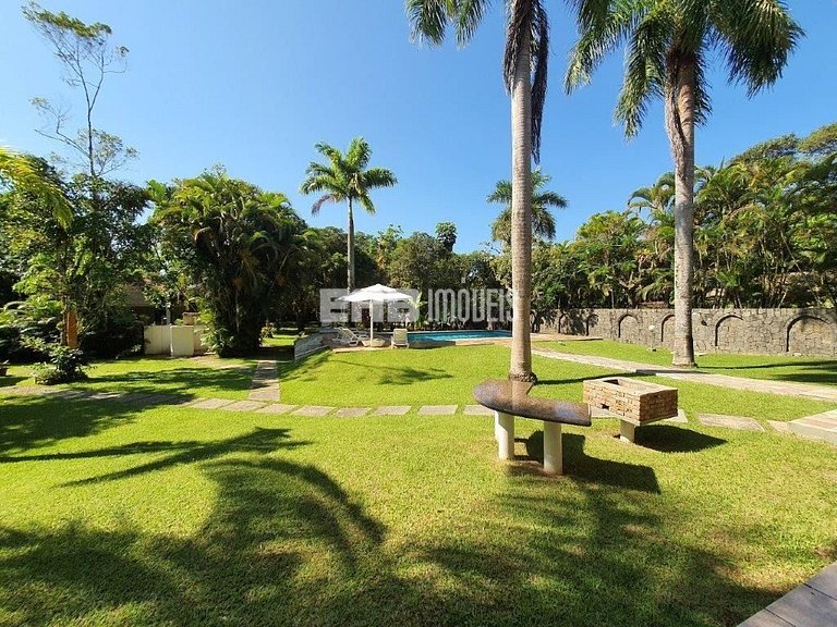 Casa com 7 suítes e amplo gramado