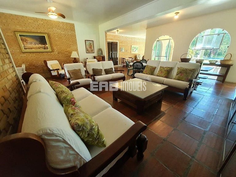 Casa com 7 suítes e amplo gramado