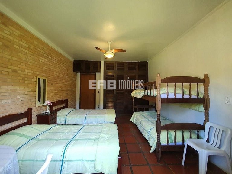 Casa com 7 suítes e amplo gramado