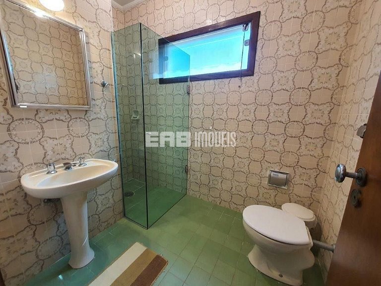 Casa com 7 suítes e amplo gramado