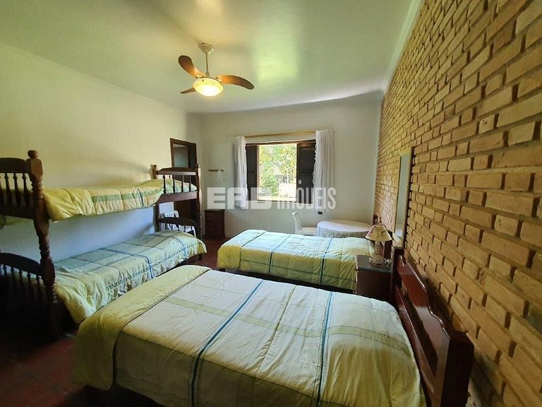 Casa com 7 suítes e amplo gramado