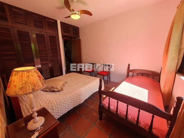 Casa com 7 suítes e amplo gramado