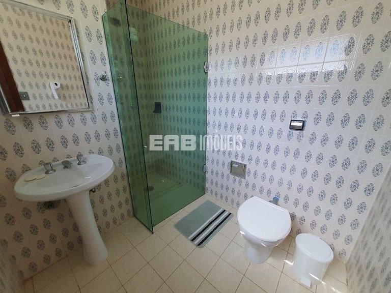 Casa com 7 suítes e amplo gramado