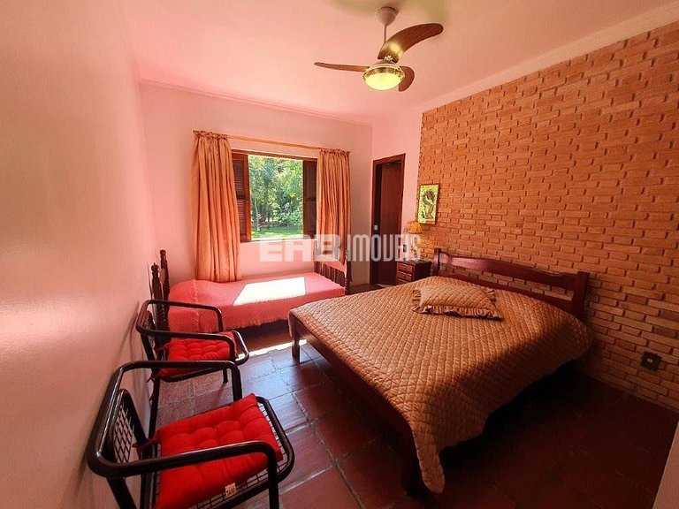 Casa com 7 suítes e amplo gramado