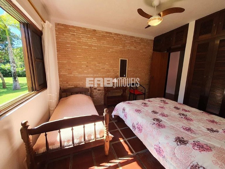 Casa com 7 suítes e amplo gramado